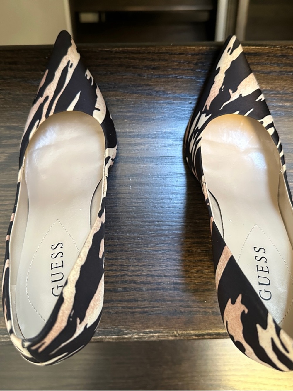 GUESS Women's Black and Beige Abstract-Print Pointed-Toe Pumps